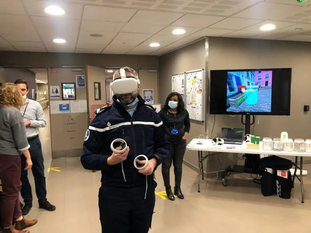 Joueur équipé d'un casque de réalité virtuelle